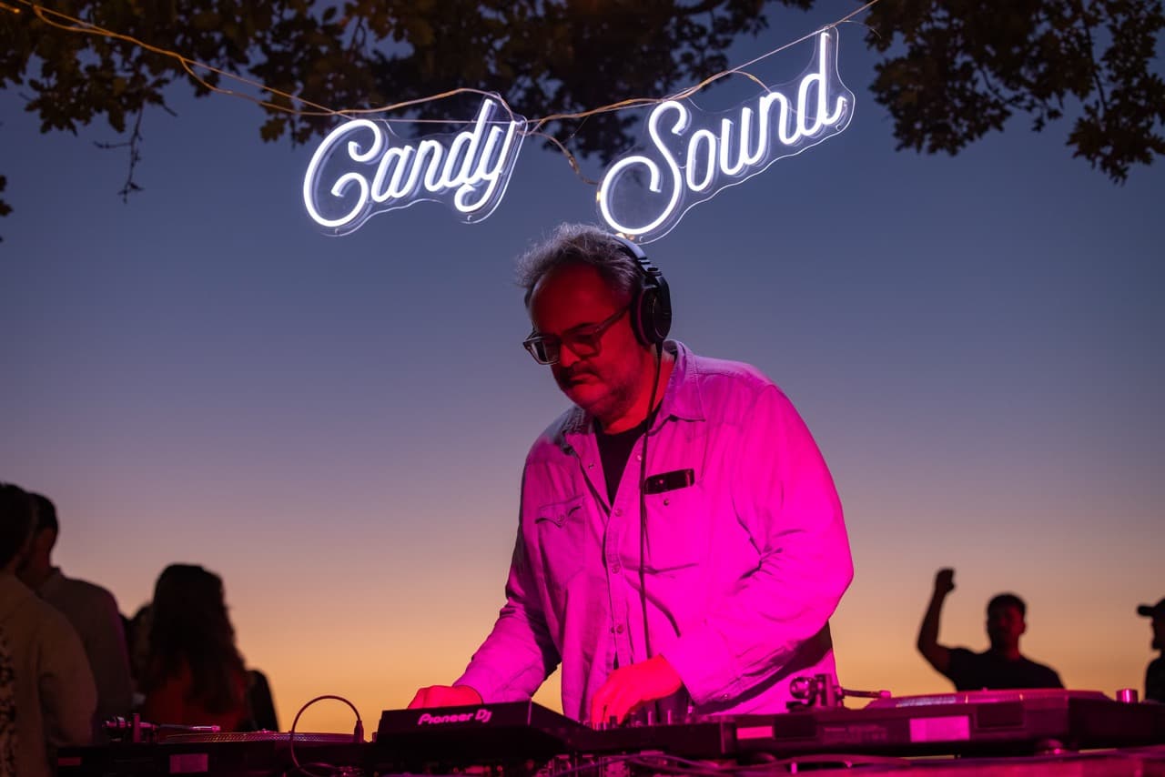 Bonanza Music en set sous le néon Candy Sound